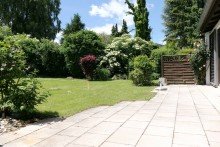 03-Terrasse Ger�umiger Bungalow (erweiterbar) auf park�hnlichem Grundst�ck