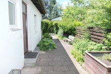 09-Hauszugang Ger�umiger Bungalow (erweiterbar) auf park�hnlichem Grundst�ck