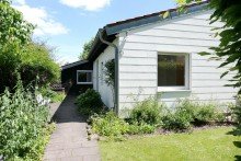 08-Hauszugang Ger�umiger Bungalow (erweiterbar) auf park�hnlichem Grundst�ck