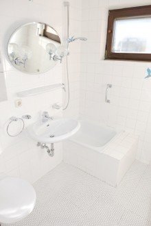 06-Bad Bezugsfrei: Gut geschnittene 2-Zimmer-Wohnung mit Terrasse