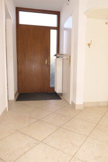 10-Eingang-Diele Ger�umiger Bungalow (erweiterbar) auf park�hnlichem Grundst�ck