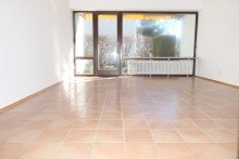 12-Wohnzimmer Bezugsfrei: Gut geschnittene 2-Zimmer-Wohnung mit Terrasse