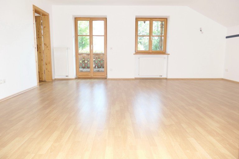 01-Wohnzimmer Lenggries Wohnung 2-Zimmer-Dachgescho�-Wohnung mit Balkon; Anfragen bitte nur per email!