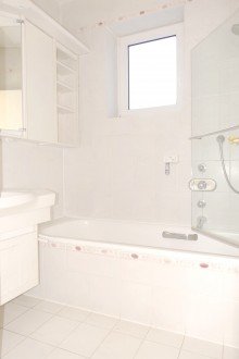 18-Bad Ger�umiger Bungalow (erweiterbar) auf park�hnlichem Grundst�ck