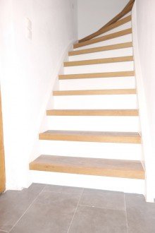07-Treppe-ins-OG Bezugsfrei: Neu saniertes Reihenhaus mit drei Zimmern + Wohnk�che
