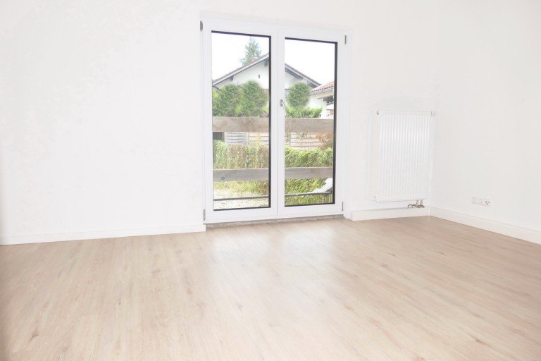 01-Wohnzimmer Bad T�lz Reihenmittelhaus Bezugsfrei: Neu saniertes Reihenhaus mit drei Zimmern + Wohnk�che